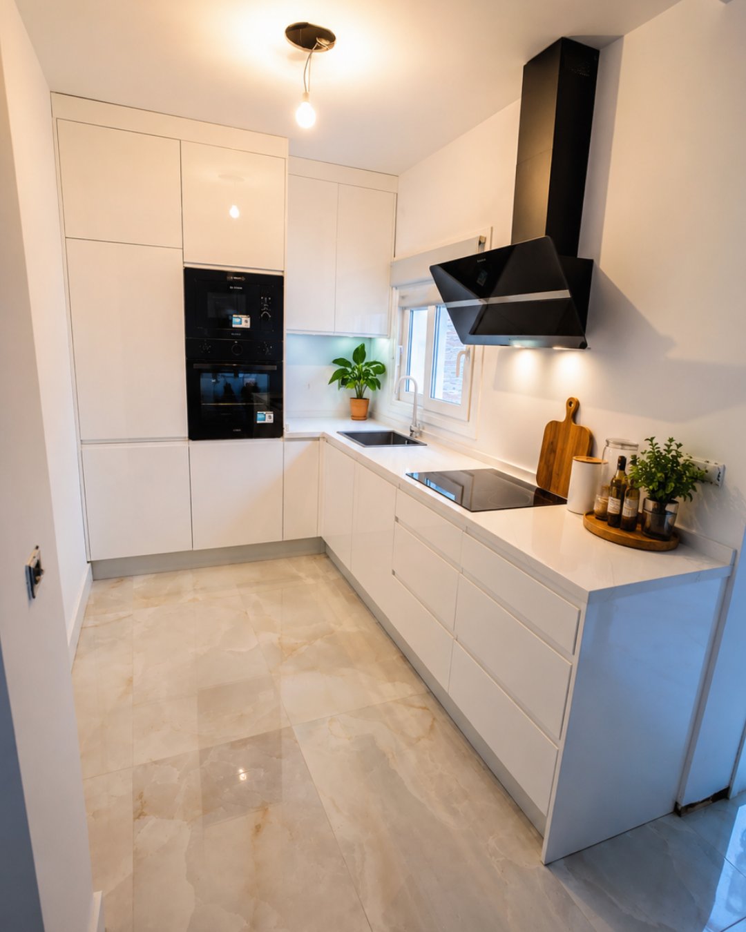 Cocina blanca abierta al salón fabricada e instalada por Cocinas Aljarafe